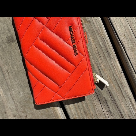 Micheal Kors Wristlet - PEYTON LARGE QUILTED DOUBLE-ZIP - Picture 2 of 9